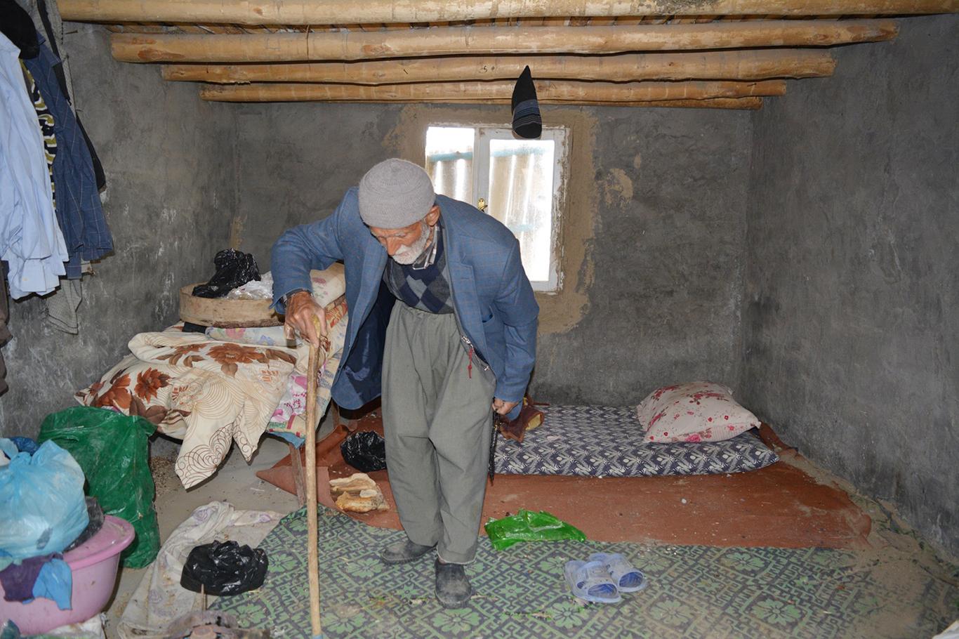 80 yaşında münzevi bir hayat yaşıyor 80 yaşında münzevi bir hayat yaşıyor